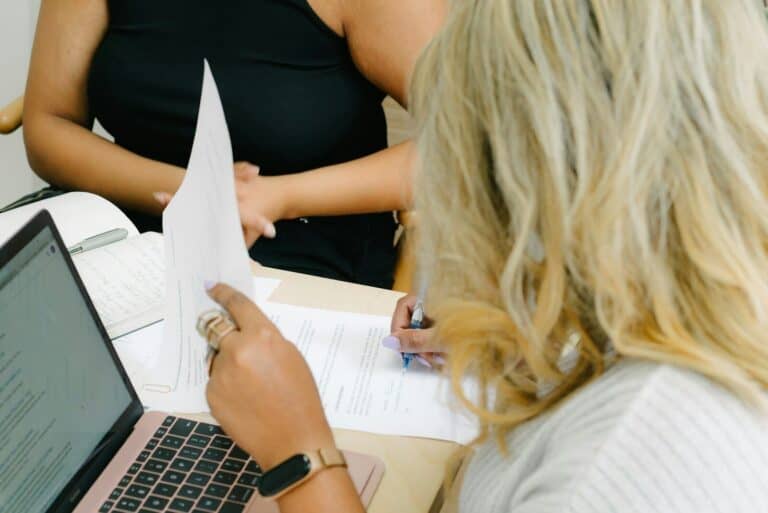 Professional woman working at laptop — AI in coaching and self-coaching tools by Niv Nowbakht, Business Coach Berlin