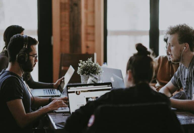 Professionals working with focus and clarity in a modern workshop setting — Self-Management & AI Workshop by Niv Nowbakht Berlin